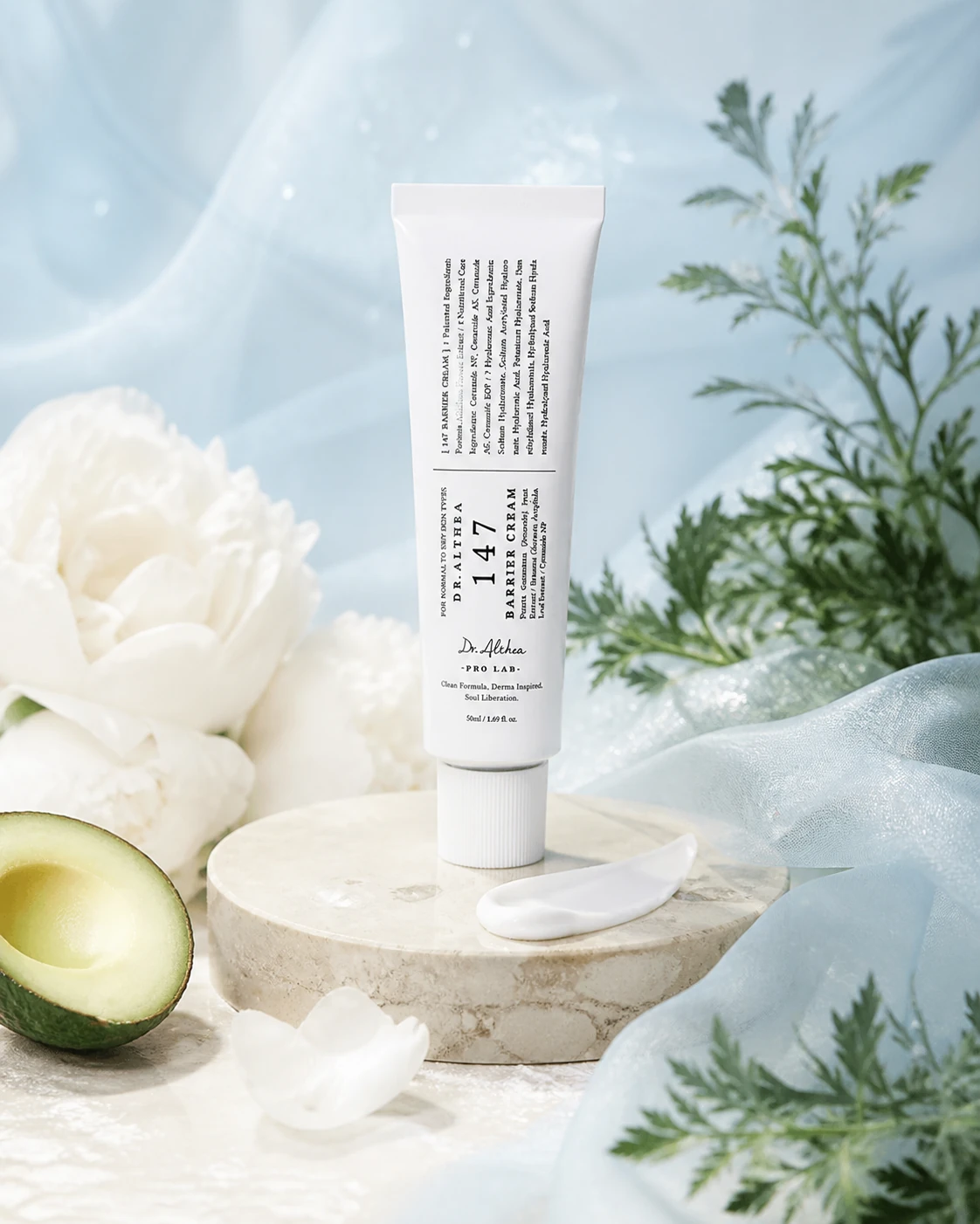 Dr. Althea 147 Barrier Cream en una composicion editorial azul con acabado limpio