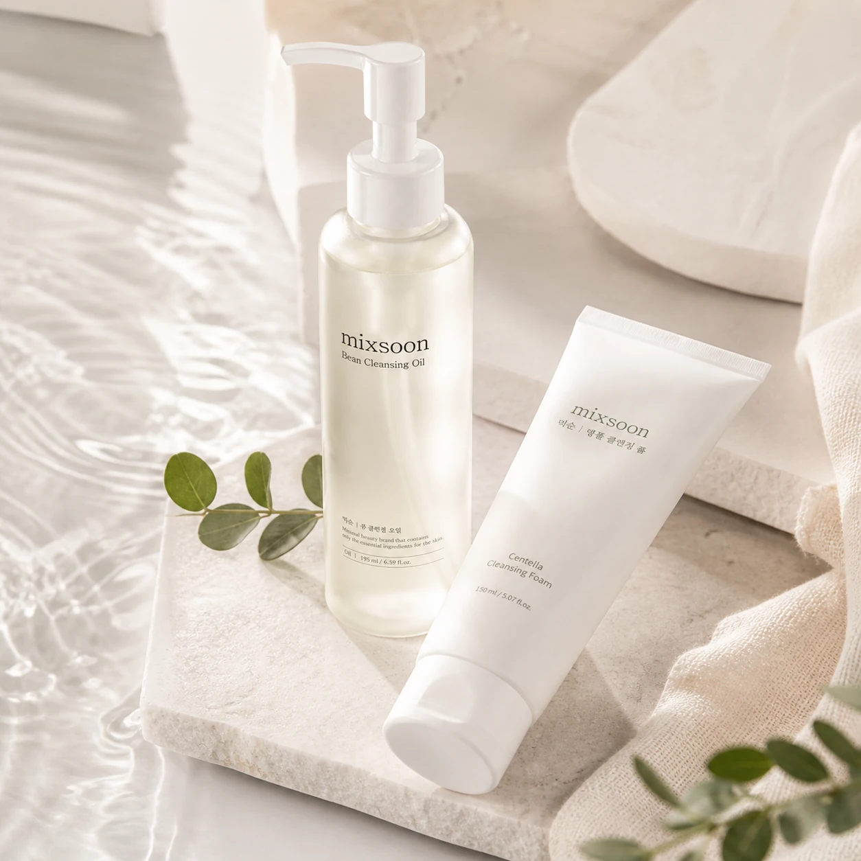 Mixsoon Double Cleansing Set sobre base de piedra con centella asiatica