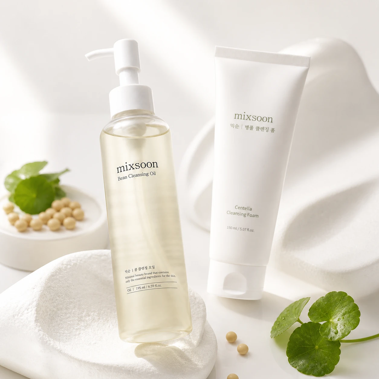 Mixsoon Double Cleansing Set en composicion luminosa con hojas verdes