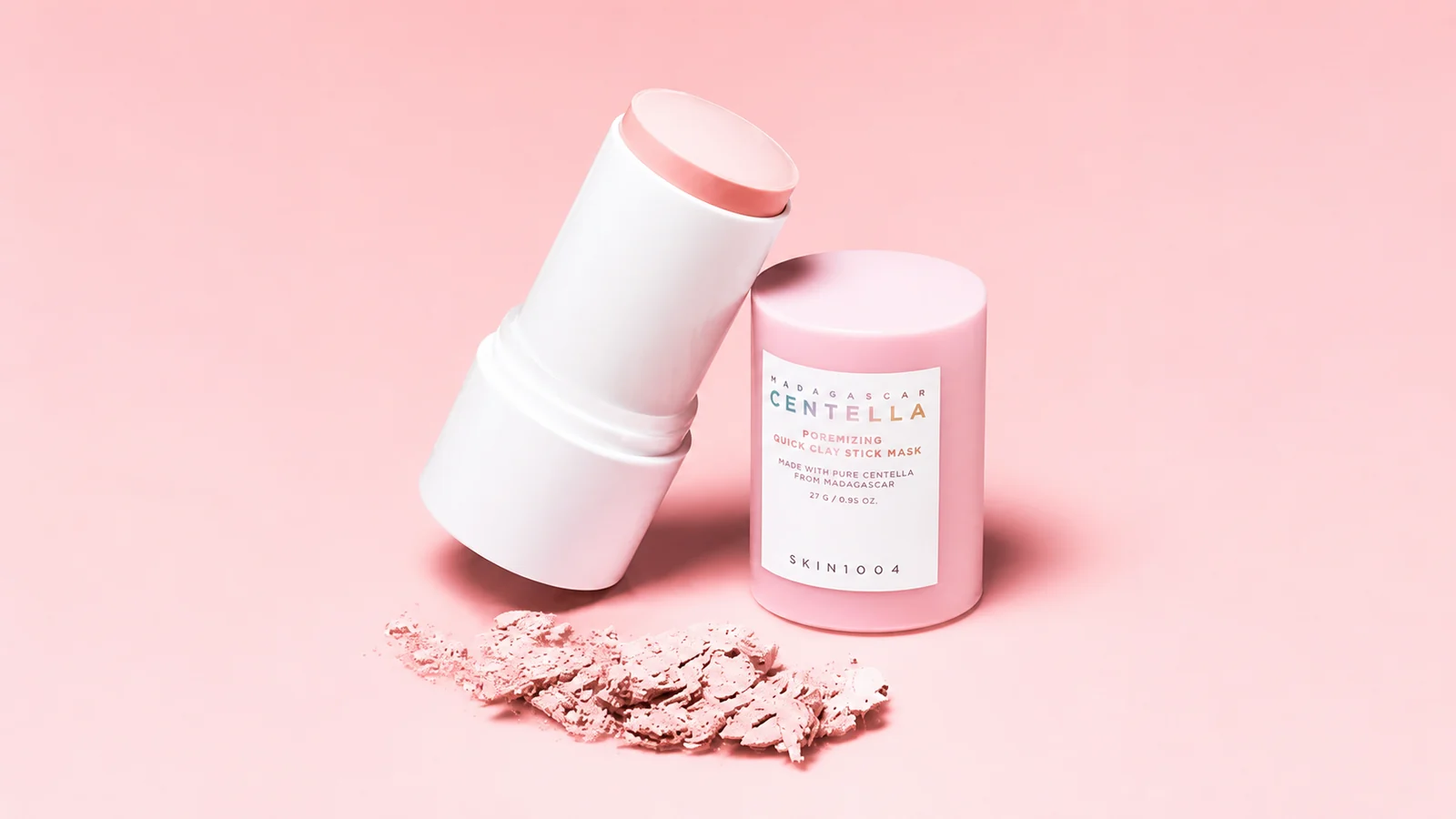 Skin1004 Poremizing Quick Clay Stick Mask sobre fondo rosado