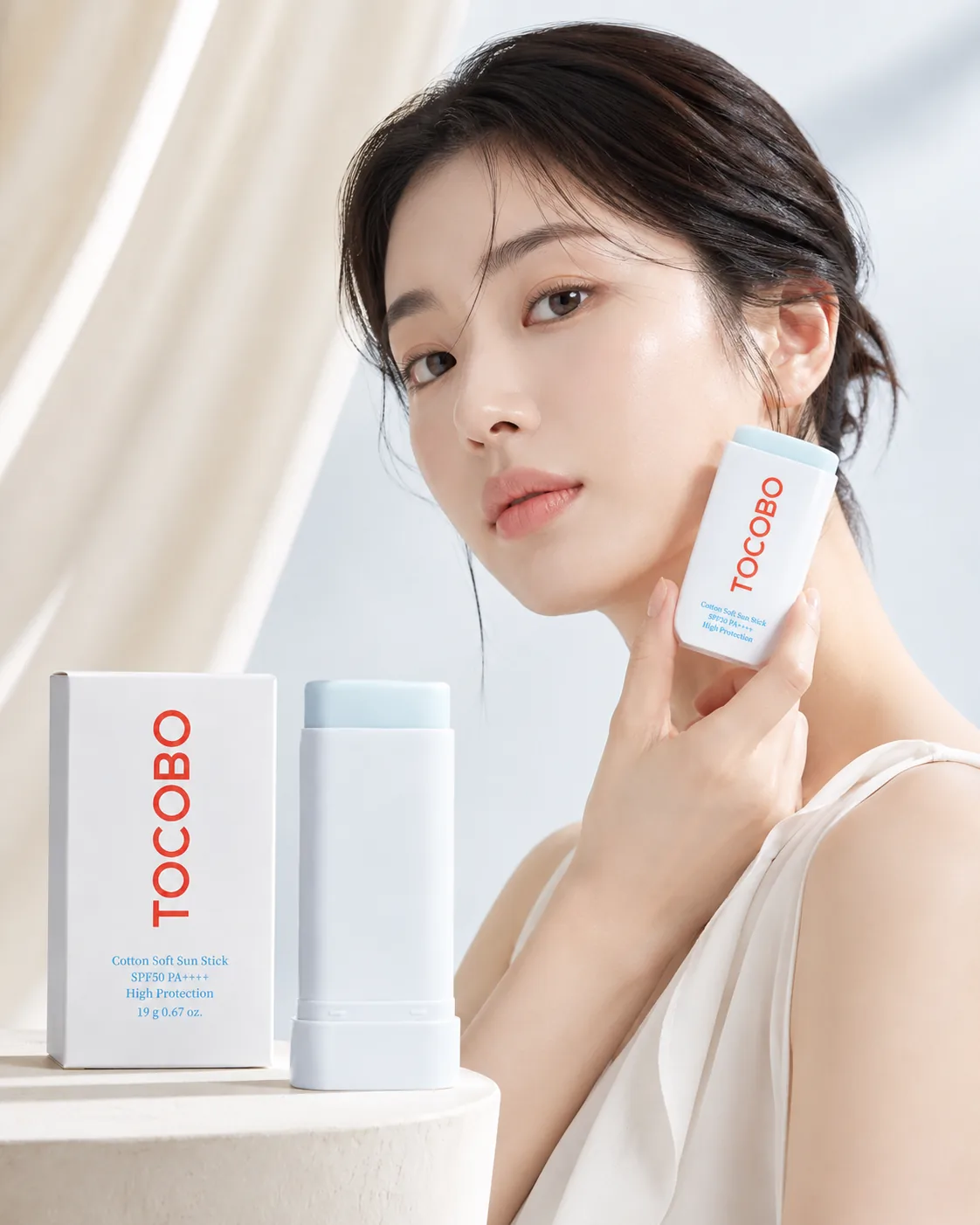 TOCOBO Cotton Soft Sun Stick SPF50+ PA++++ con caja y barra sobre pedestal editorial